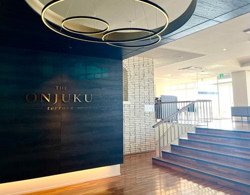 「onjuku」のロゴがお出迎え