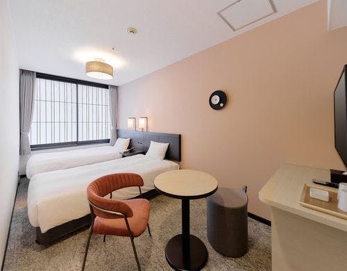 お盆に豆皿を組み合わせたオリジナルアート