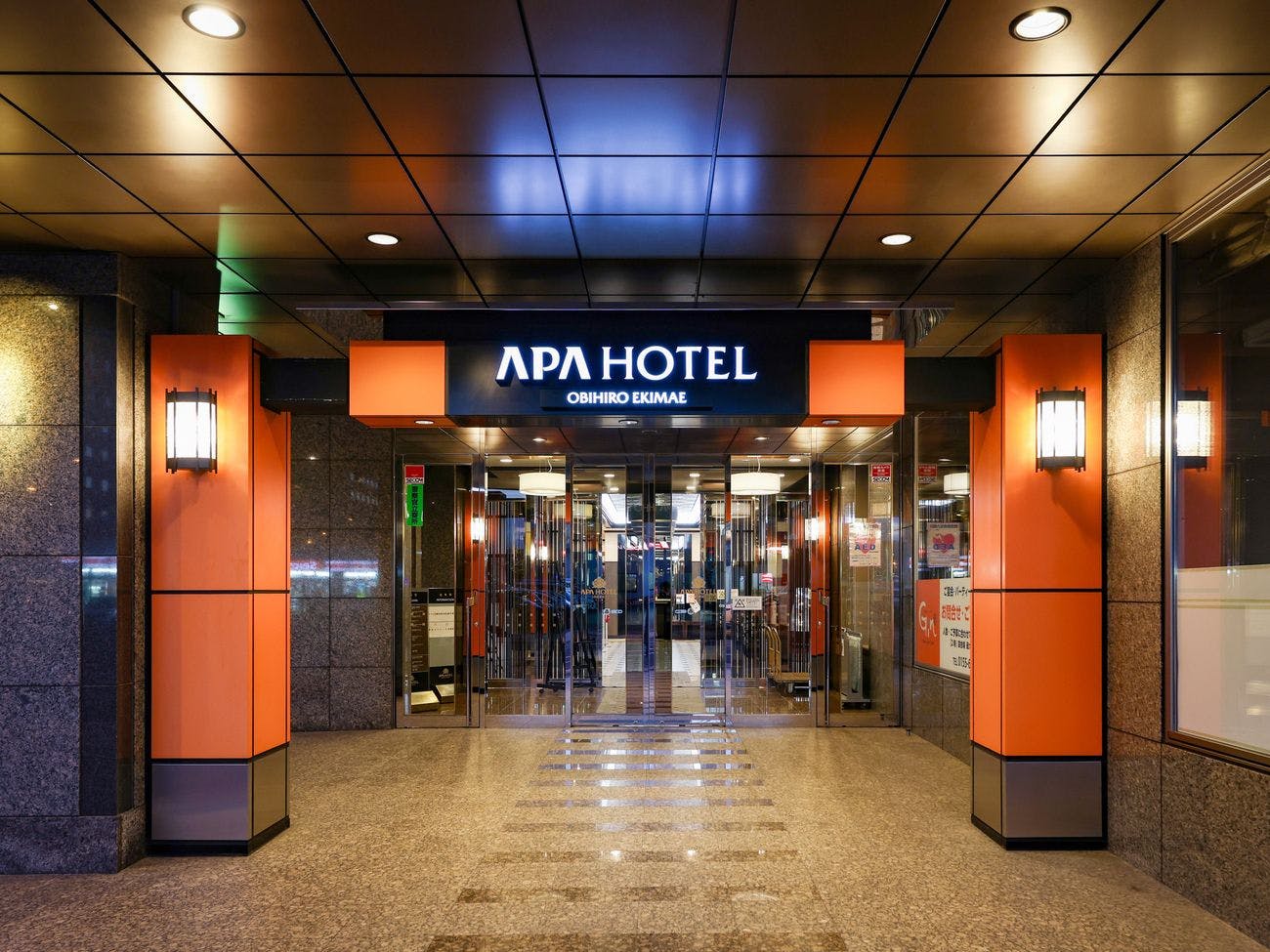 正面エントランス