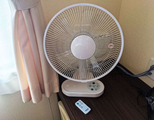 禁煙室には扇風機を設置しております