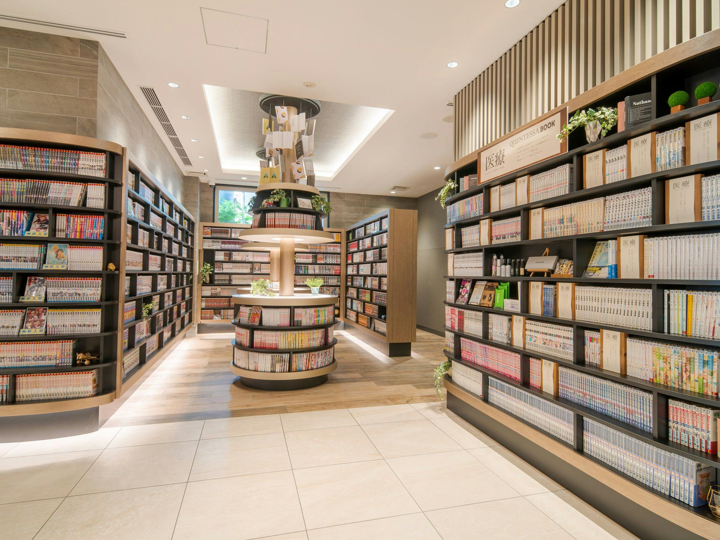 クインテッサホテル大阪心斎橋 Comic&Books