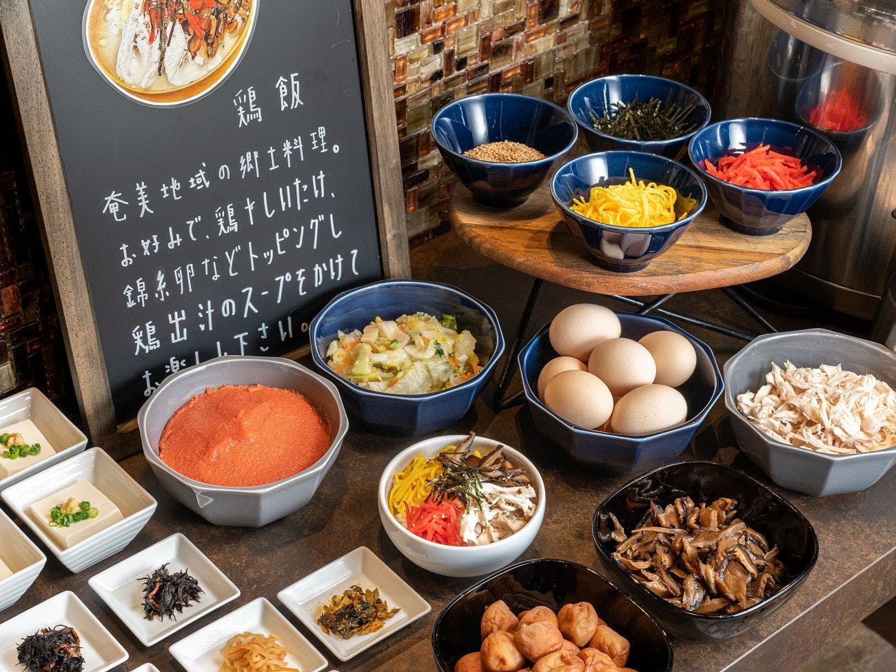 เรามีบริการบุฟเฟ่ต์อาหารเช้าสไตล์ญี่ปุ่นและตะวันตก