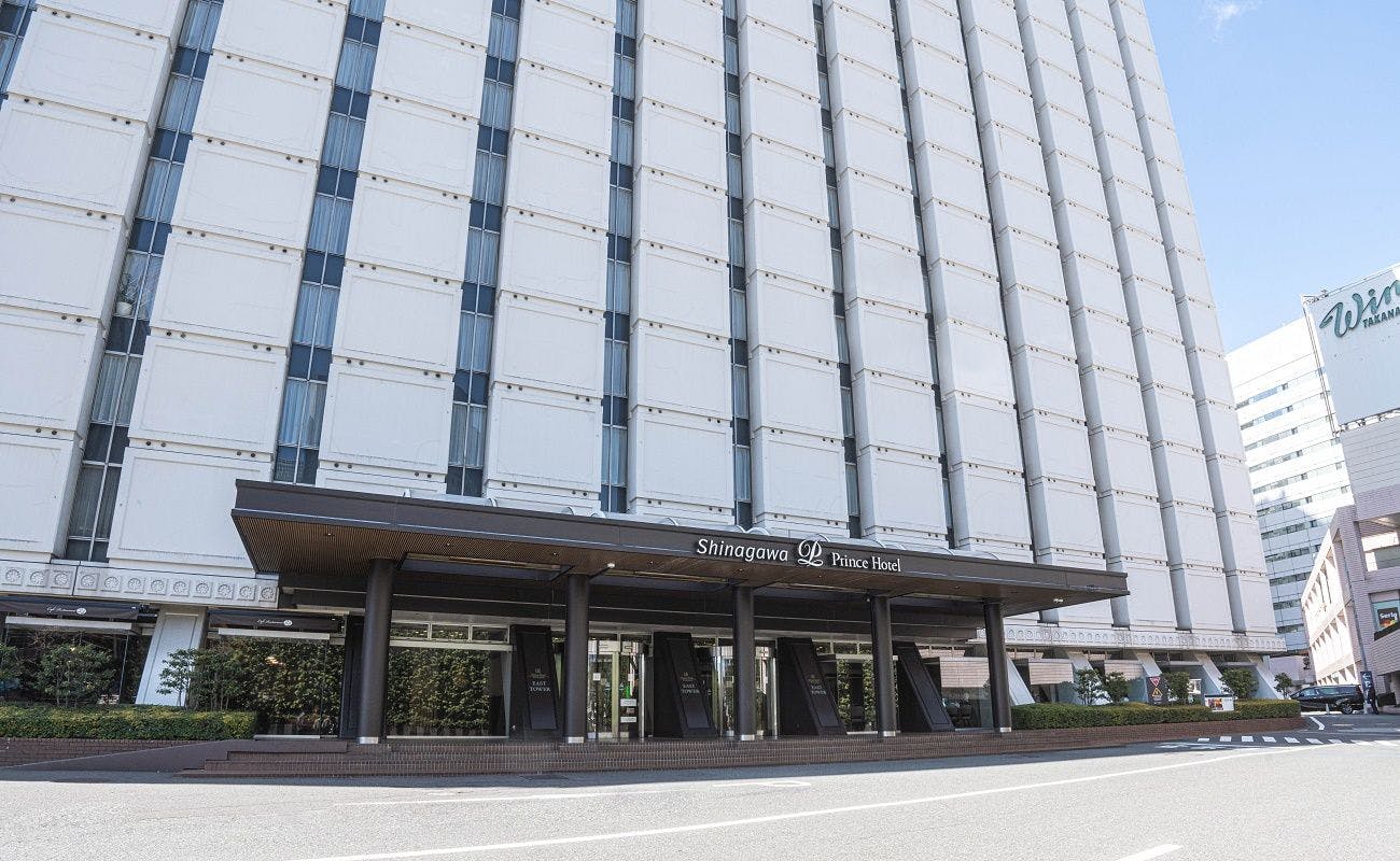 ภายนอกอาคารอีสต์ทาวเวอร์ (กลางวัน)