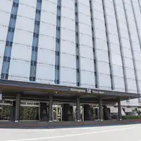 ภายนอกอาคารอีสต์ทาวเวอร์ (กลางวัน)