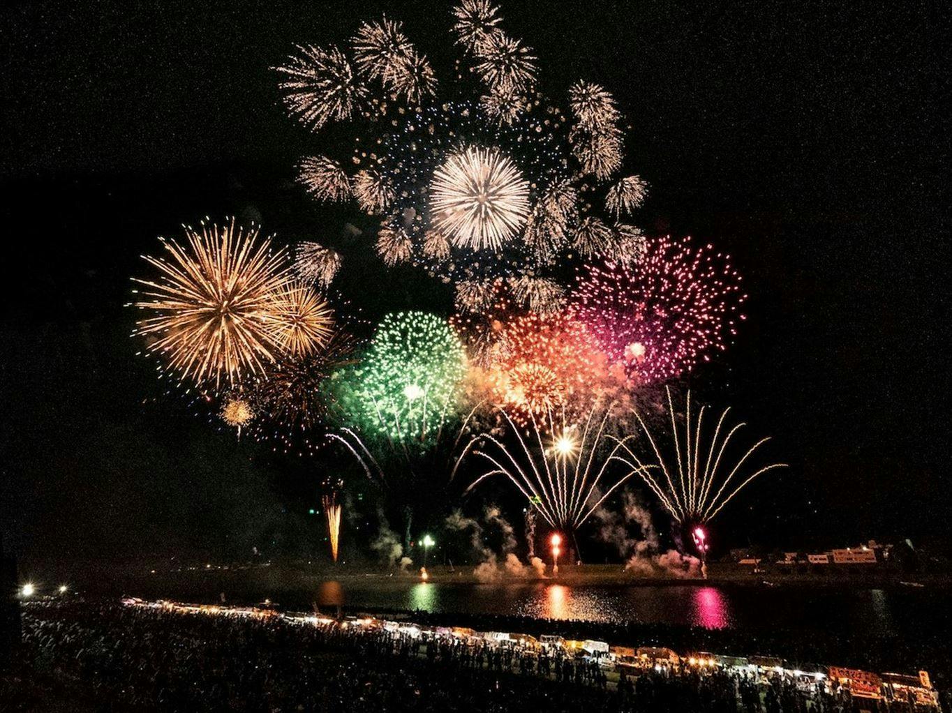 筑後川花火大会　写真提供：KTIE