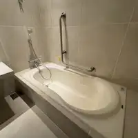 อ่างอาบน้ำในห้องน้ำสำหรับผู้ใช้รถเข็น