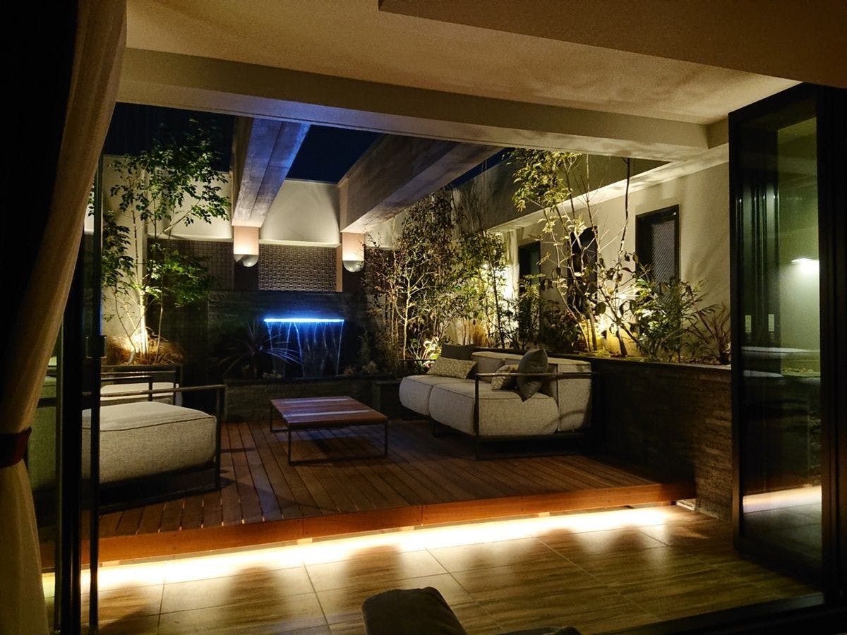 ห้องสวีทเตียงคู่พร้อมระเบียงสวน