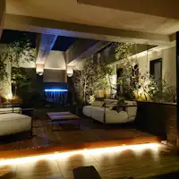 ห้องสวีทเตียงคู่พร้อมระเบียงสวน