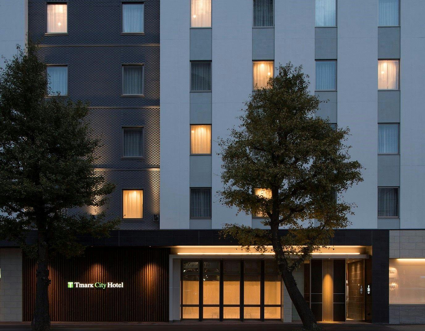 ทางเข้าหลัก (กลางคืน)