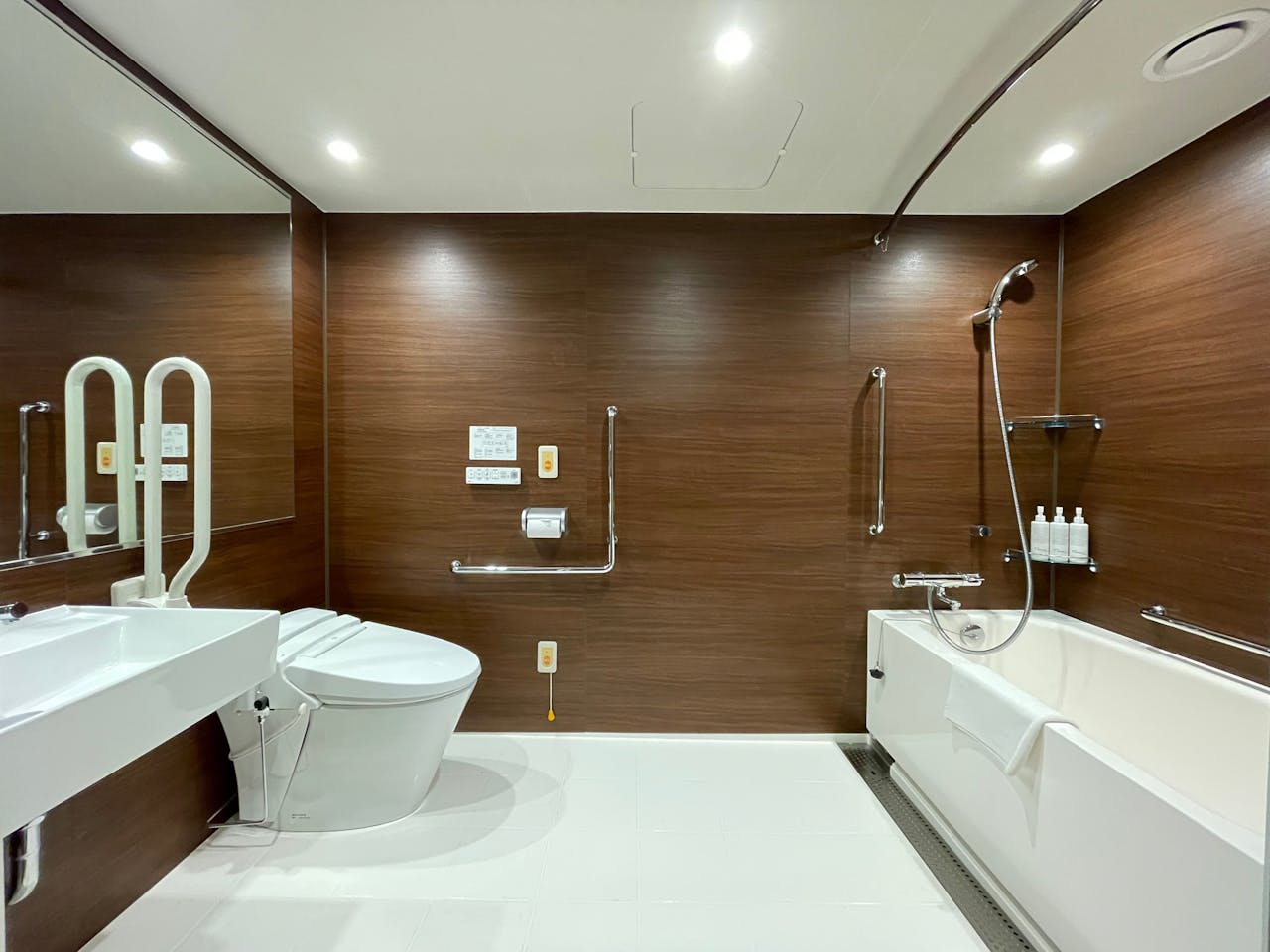 【ビスポークホテル新宿】ユニバーサルルーム（最大２名・24平米）のバスルーム