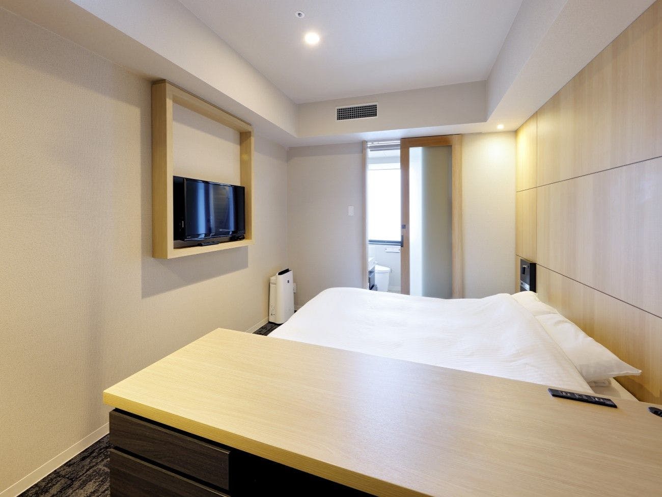 ห้องเตียงคู่พร้อมโต๊ะกว้าง