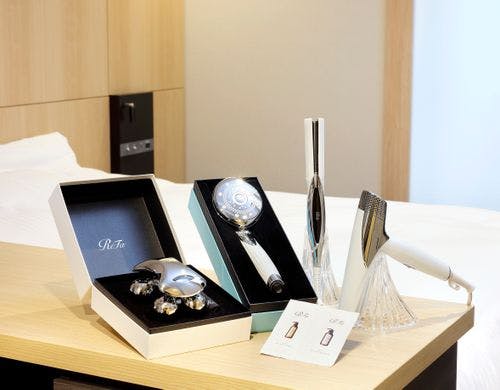 ワイドデスク完備のダブルルーム