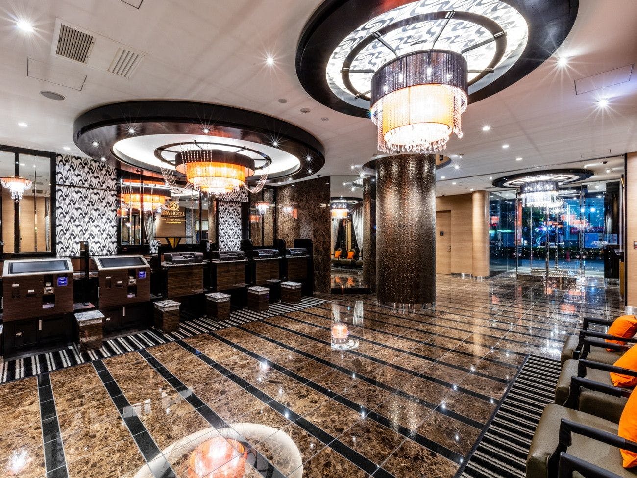 お客様をお出迎えする本館1階ロビー