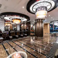 お客様をお出迎えする本館1階ロビー