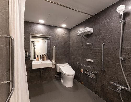 ユニバーサルダブルのバスルーム