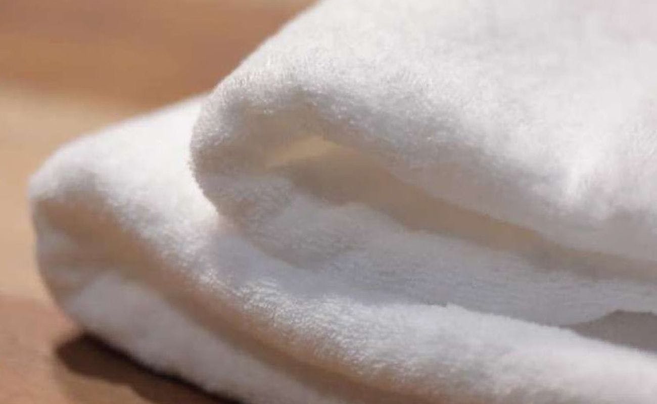 Nikmati masa mandi yang selesa dengan tuala lembut.