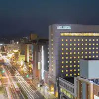 商店街と繁華街に挟まれた便利な立地