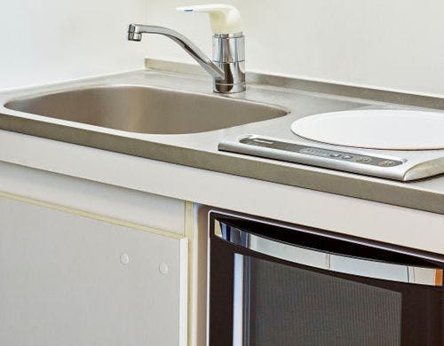 ツインルーム全室IHコンロ付ミニキッチンと電子レンジ完備