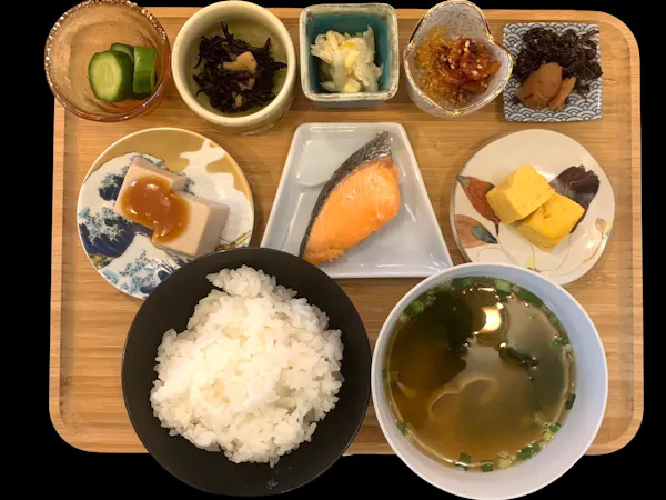【朝食プラン】旬の食材を使った8品の厳選したおかずをご提供!