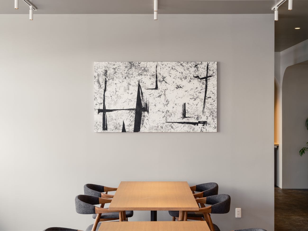 มีการจัดแสดงผลงานศิลปะหลากหลายทั่วทั้งโรงแรม