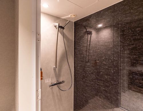 スイートルーム_シャワーブース