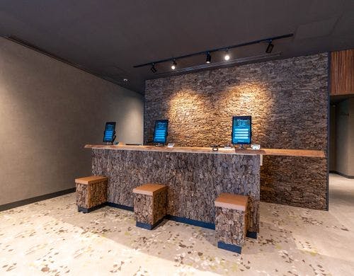 フロント（2F）