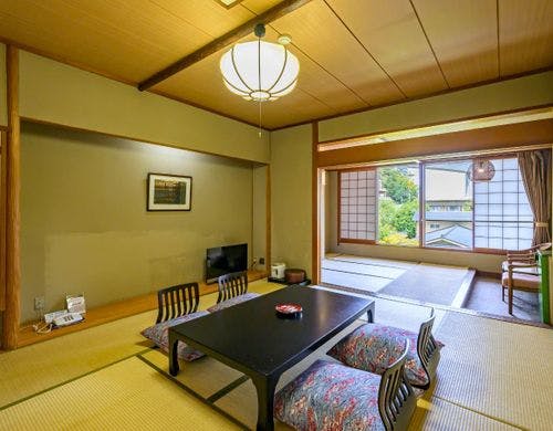 窓からは庭園の景色をお愉しみいただけます