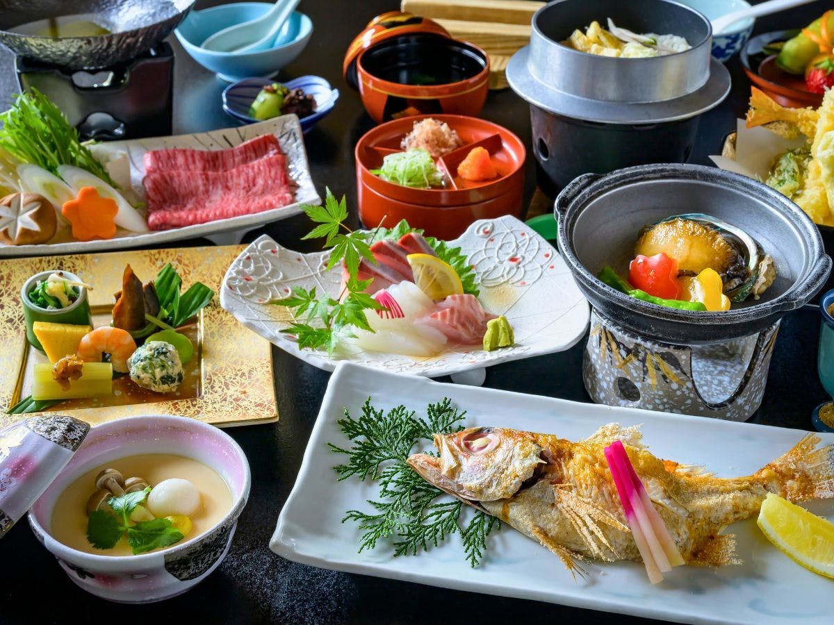 야쿠모 콘가가 자랑하는 요리들.