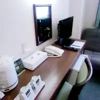 트윈룸에는 소파와 테이블이 배치되어 있습니다.