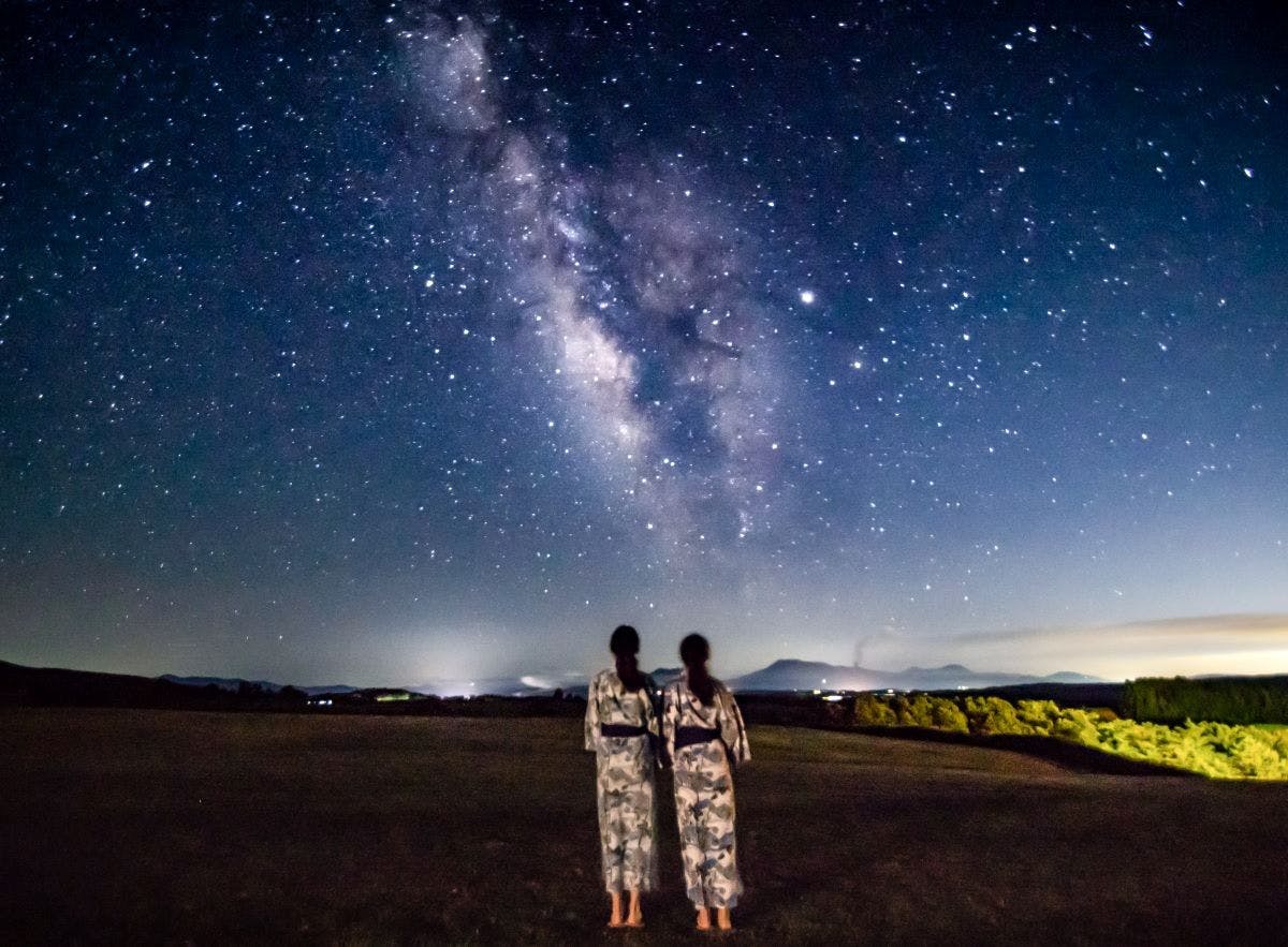 เดินเล่นใต้ท้องฟ้าที่เต็มไปด้วยดวงดาว