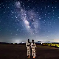 เดินเล่นใต้ท้องฟ้าที่เต็มไปด้วยดวงดาว