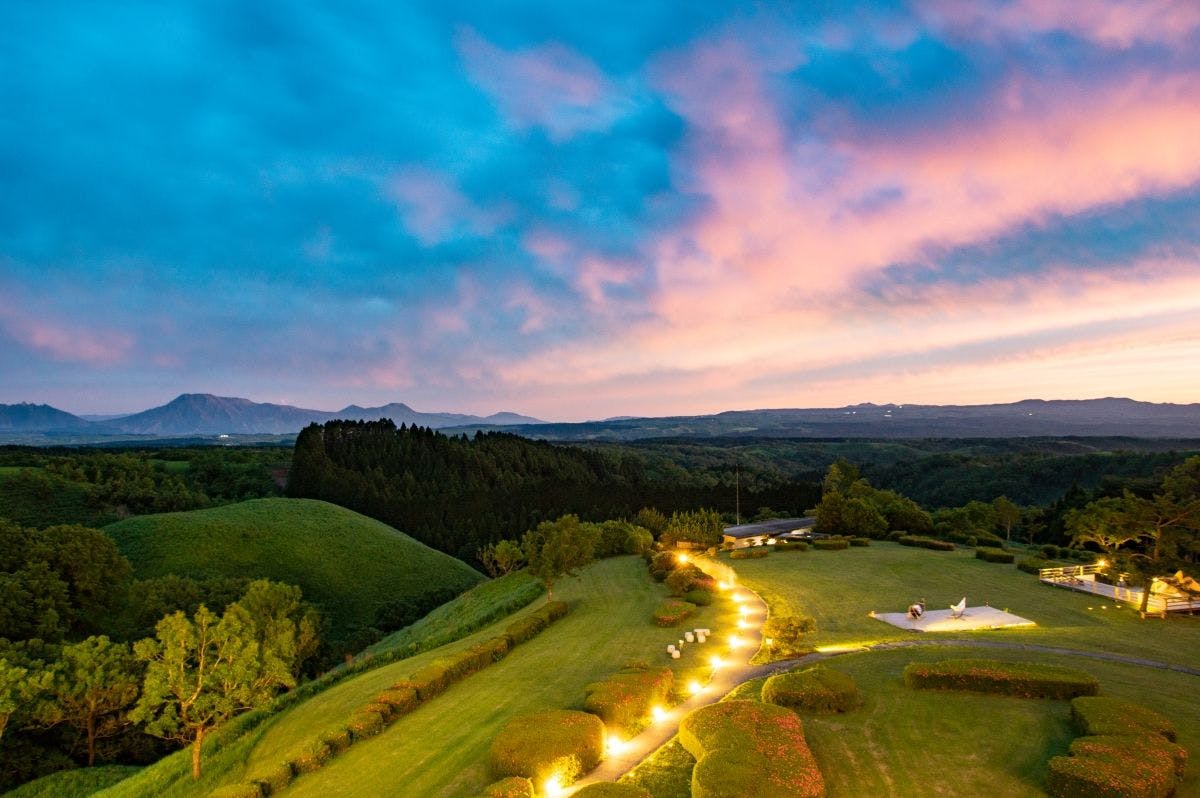 ทางเดินไปยังบ่อน้ำพุร้อนกลางแจ้งยามพระอาทิตย์ตก