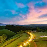 ทางเดินไปยังบ่อน้ำพุร้อนกลางแจ้งยามพระอาทิตย์ตก