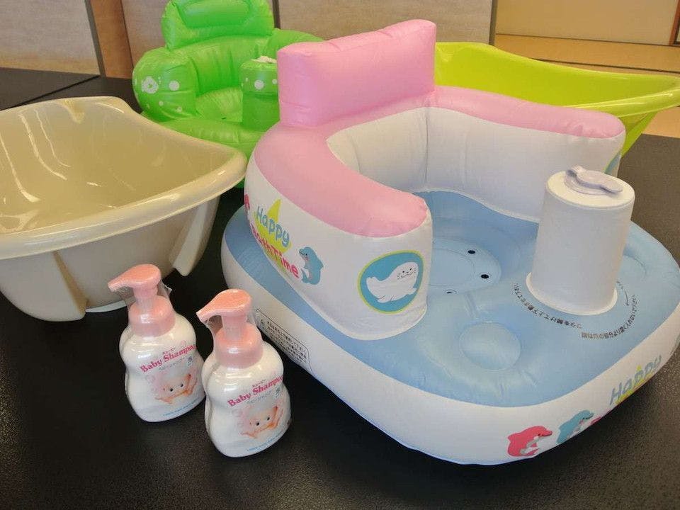 어린 아이를 위한 아기 욕조와 목욕 의자