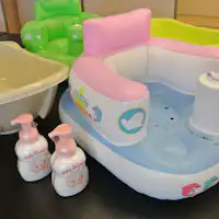 어린 아이를 위한 아기 욕조와 목욕 의자