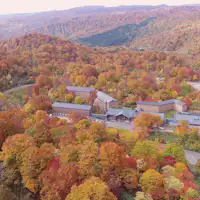 단풍 시즌 신타마가와 온천 드론 촬영 이미지.