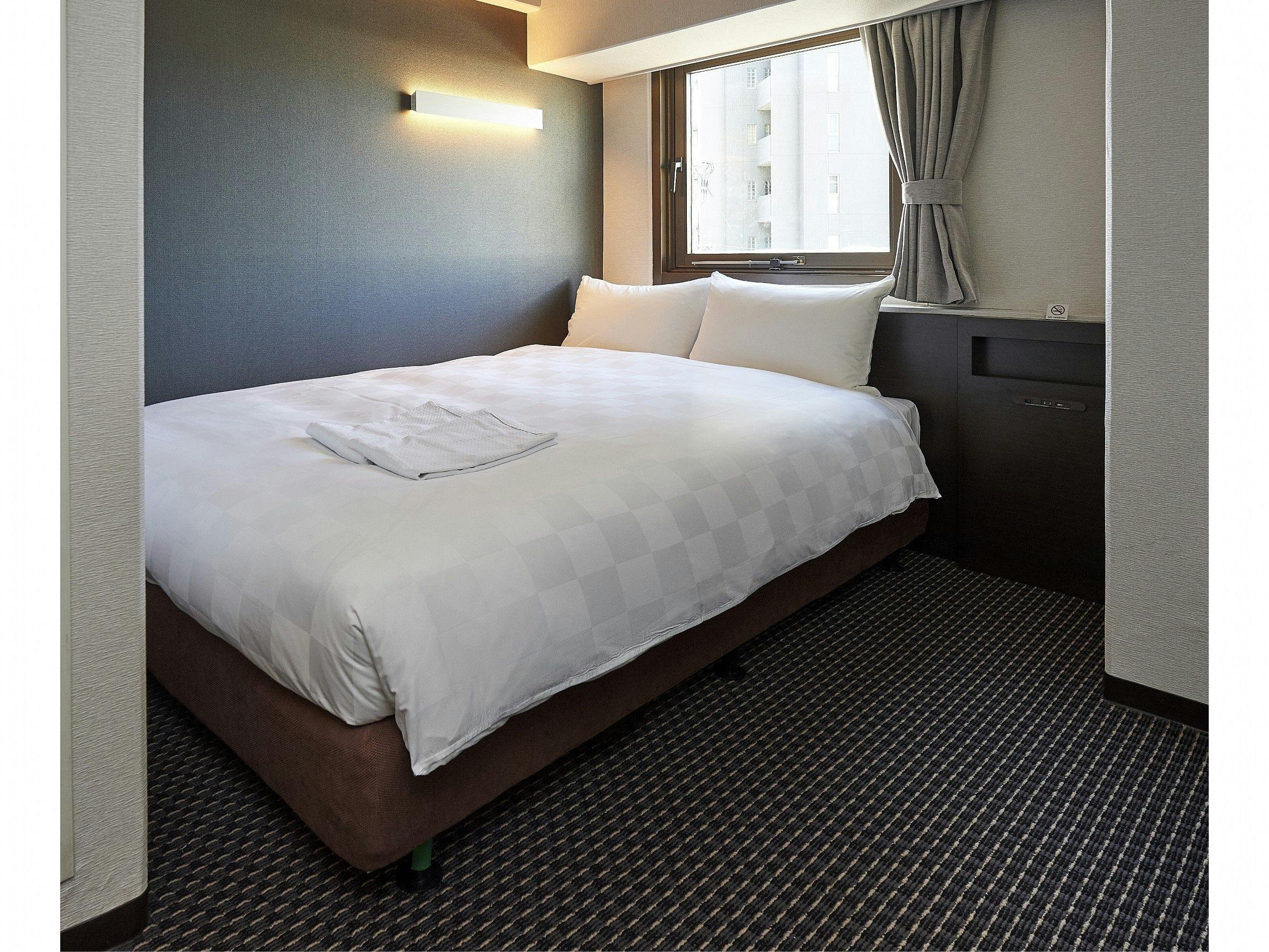 ห้องพักเตียงคู่ปลอดบุหรี่ 13~15 ตร.ม. เตียงคู่ 1 เตียง ขนาด 140 ซม.