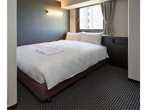 ห้องพักเตียงคู่ปลอดบุหรี่ 13~15 ตร.ม. เตียงคู่ 1 เตียง ขนาด 140 ซม.