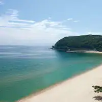 ด้านหน้าคือชายหาดโอะฮะมะที่มีชื่อเสียง