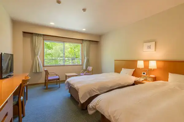 ห้องพักสไตล์ตะวันตกในอาคารฝั่งตะวันตก สามารถจัดเตรียมเตียงได้สูงสุดสามเตียง