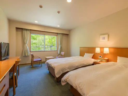 ห้องพักสไตล์ตะวันตกในอาคารฝั่งตะวันตก สามารถจัดเตรียมเตียงได้สูงสุดสามเตียง