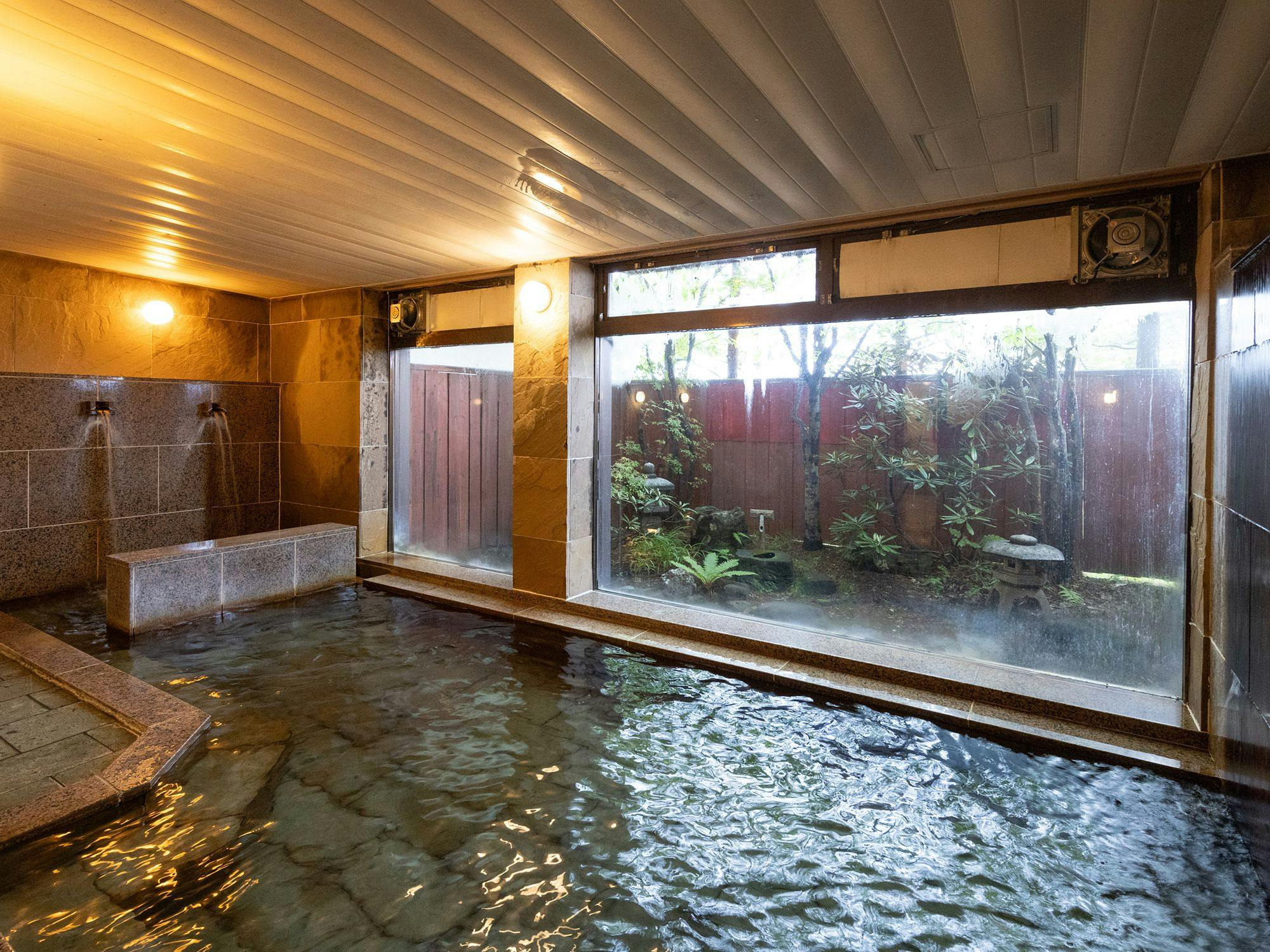 ห้องอาบน้ำรวม (ถ่ายบางส่วน)