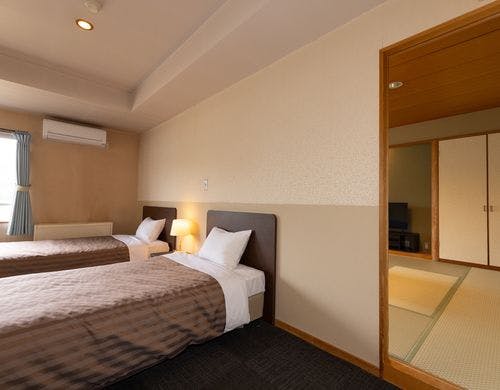 レイクビュー和洋室（ツイン+10畳　一例）