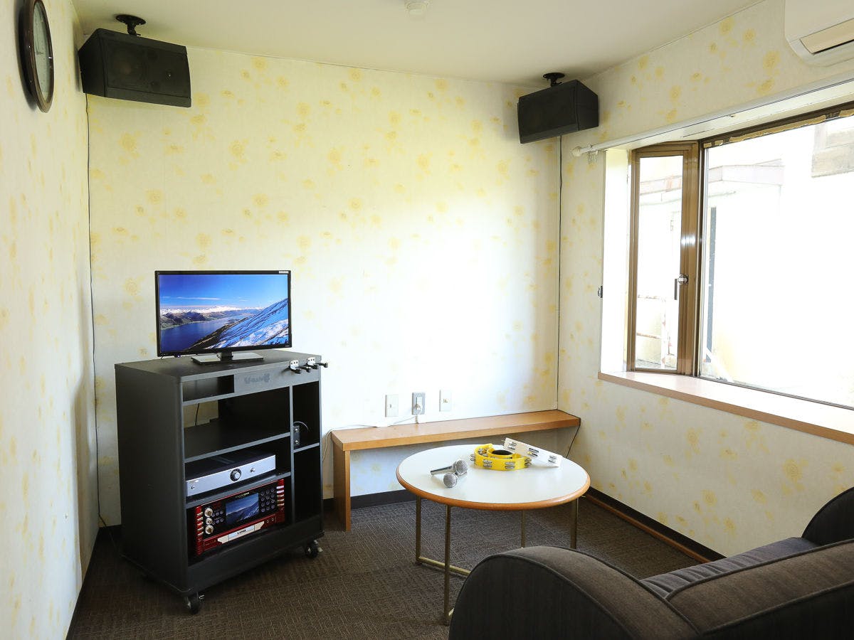 ห้องคาราโอเกะตามการจองที่แผนกต้อนรับ