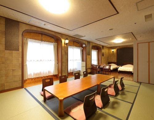 山側広めの和洋室