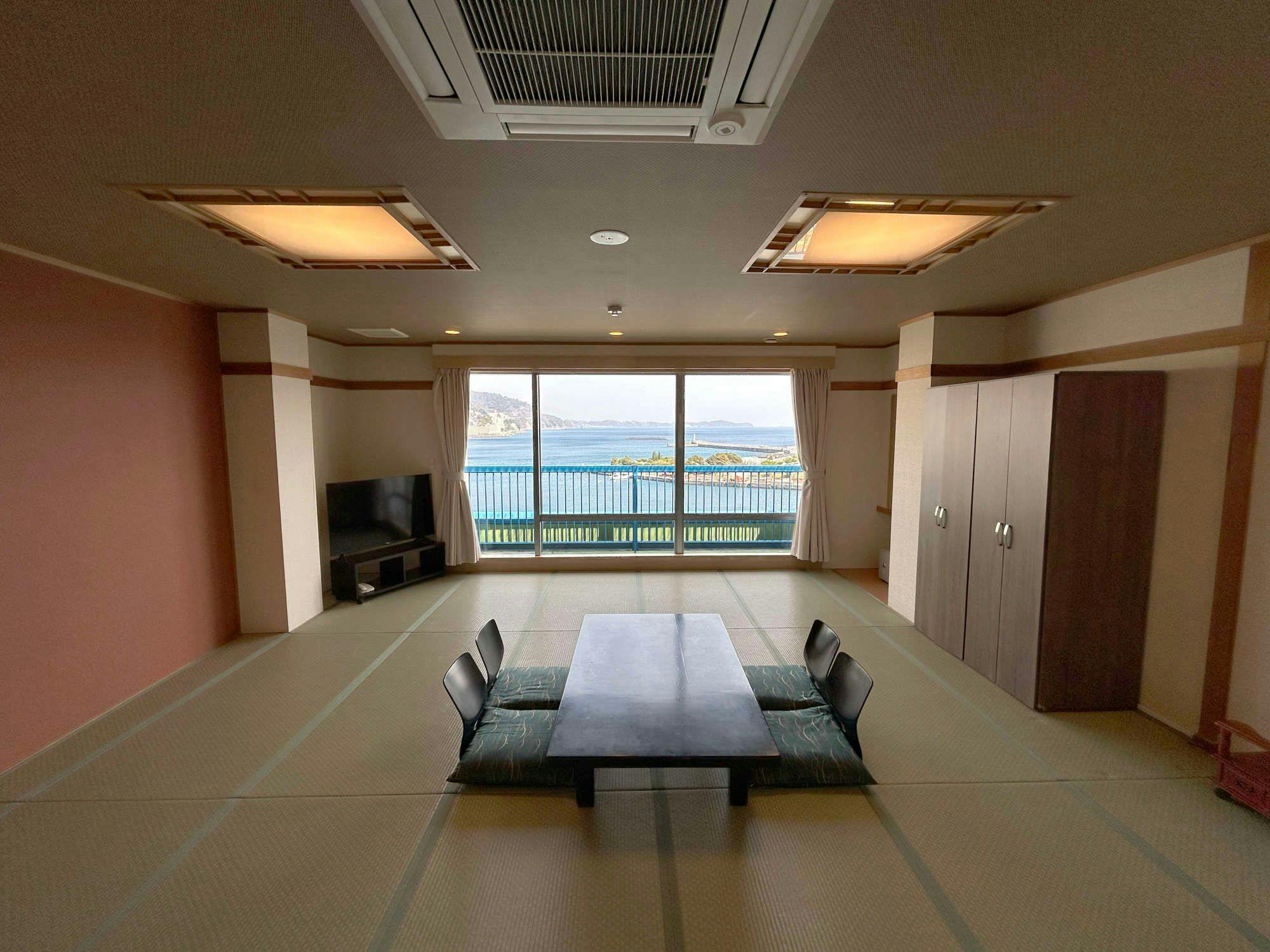 [Special Room, Top Floor] Large Japanese-Style Room (Stair Access)