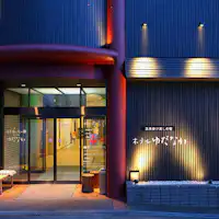 เมื่อเดินเข้าไปในทางเข้าจะพบกับแผนกต้อนรับ