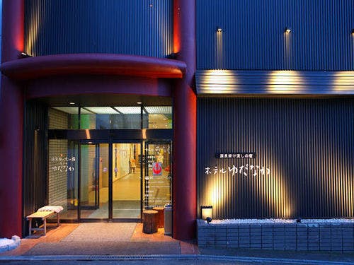 玄関を奥に進むとフロントがあります。