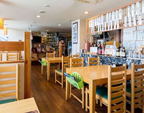 併設居酒屋「きらく」明るい店内の様子。