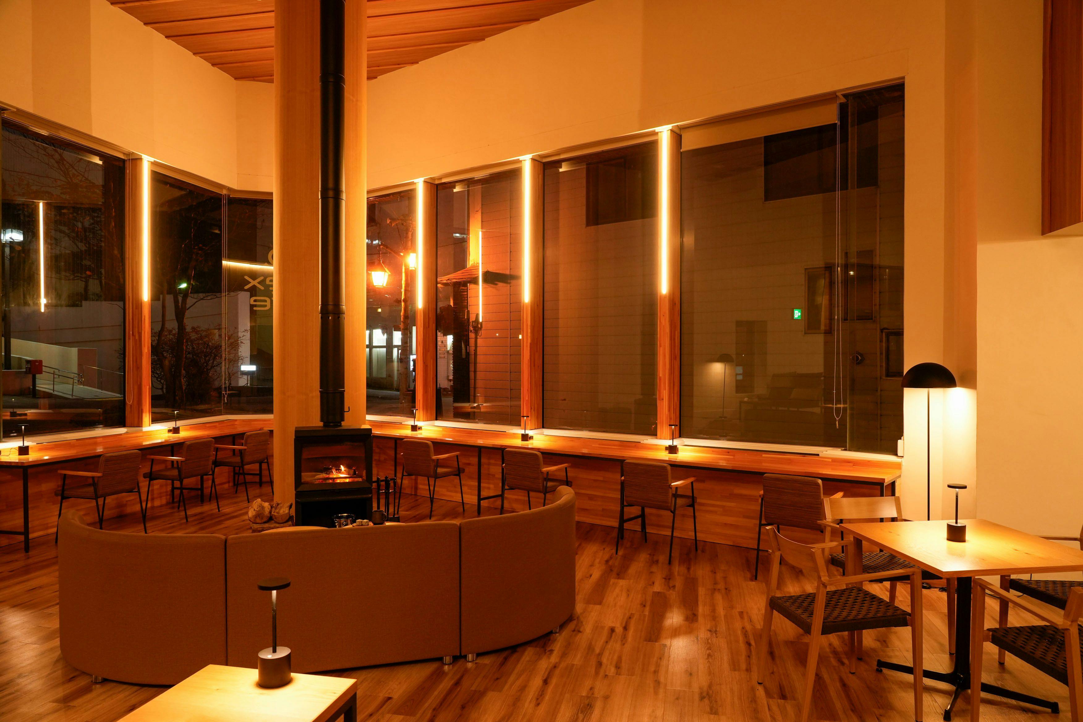 夜間營業至22點的「adex cafe」